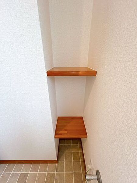 【トイレ】1階トイレの右側には棚がございます。トイレットペーパーやお掃除道具など、サッと使いたいものを置いておけますよ。