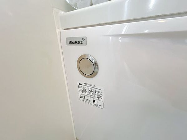 【現場写真】浴室の排水栓はポップアップ式です。ワンタッチで浴槽のお水を排水できます。チェーンが付いてないので、お掃除もラクになりますね。