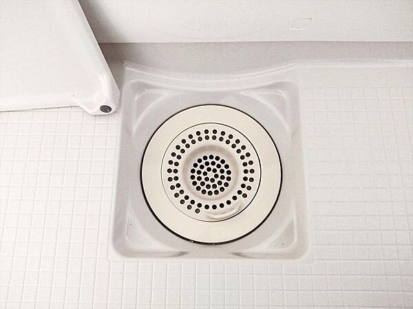 【同仕様写真】新品交換したユニットバスの排水口は、流れる水の力だけで髪の毛をキレイにまとめてくれ、簡単に捨てられるのでお掃除がラクにできます。