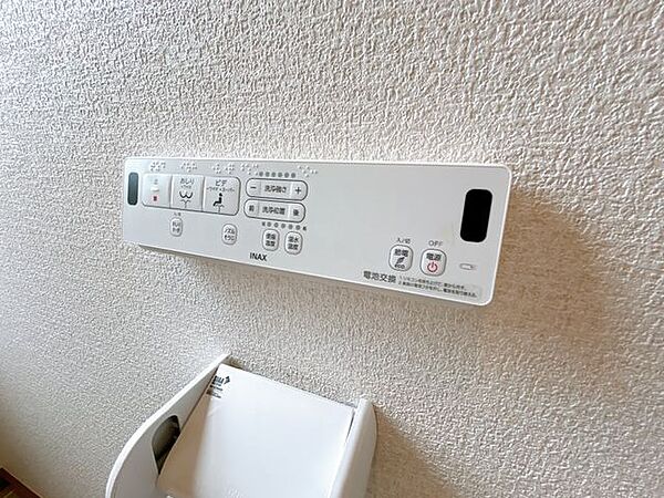 【現場写真】トイレのリモコンは壁付けタイプです。操作がしやすいですよ。