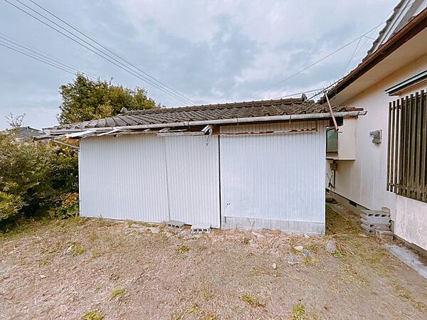 【リフォーム中】倉庫は解体して駐車スペースにします。拡張後は駐車4台可能予定です。
