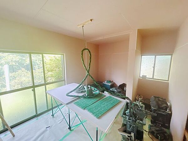 【リフォーム中】東側5帖の洋室です。床材張替え、壁天井クロス張替、照明器具交換、火災報知器設置、TVジャック設置、エアコンコンセント設置を行います。クローゼットもありますのでお洋服等収納可能です。