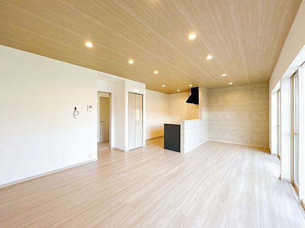 【リフォーム済】南側約16帖のLDK別アングルです。天井・壁クロス張替、フロア仕上げ、照明器具交換、火災報知機設置。対面キッチンを採用。大きな窓があり、陽光が心地よいので、家族団欒にぴったりの空間で…