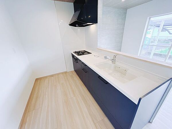 【リフォーム済】キッチンはハウステック製の新品に交換しました。幅約255cmと広々しています。