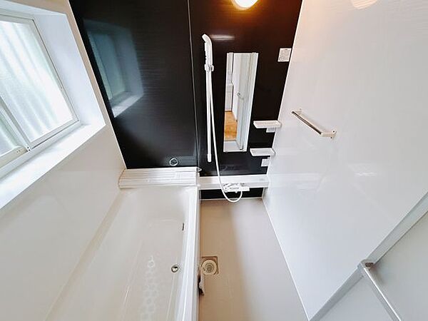 【リフォーム済】浴室はハウステック製の新品のユニットバスに交換しました。浴槽には滑り止めの凹凸があり、床は濡れた状態でも滑りにくい加工がされている安心設計です。
