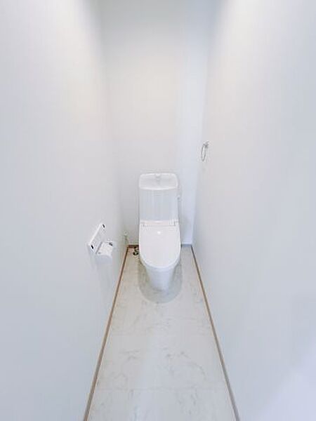 【リフォーム済】トイレはLIXIL製の温水洗浄機能付きに新品交換しました。キズや汚れが付きにくい加工が施してあるのでお手入れが簡単です。直接肌に触れるトイレは新品が嬉しいですよね。