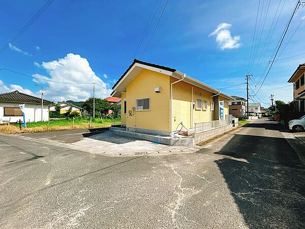 【リフォーム済】駐車場は、駐車場拡張工事を実施し3台駐車可能。来客用の駐車スペースも確保できるので嬉しいですね。屋根と外壁は、塗装済実施。外観からキレイに生まれ変わりました。