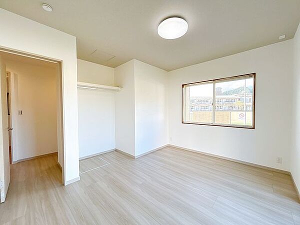 【リフォーム済】北東側約6.75帖の洋室別アングルです。床材重ね張り、壁天井クロス張替、照明器具交換、火災報知器設置、TVジャック設置、エアコンコンセント設置を行いました。オープンクローゼットもあり…