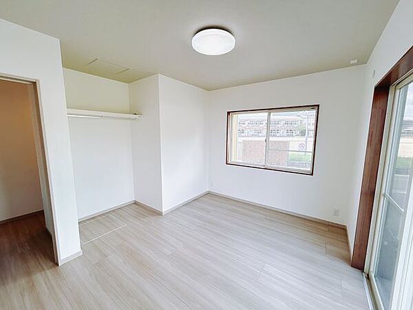 【リフォーム済】北東側約6.75帖の洋室別アングルです。床材重ね張り、壁天井クロス張替、照明器具交換、火災報知器設置、TVジャック設置、エアコンコンセント設置を行いました。オープンクローゼットもあり…