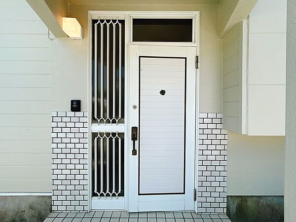 【リフォーム済】玄関のドアとタイルは綺麗にクリーニング実施。カラーモニター付きインターホンや照明器具も新設しました。玄関はお家の顔となる部分、お客様が最初に目にする場所だからこそ、第一印象が大切ですね