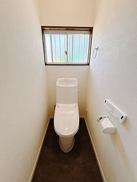 【リフォーム済】トイレはLIXIL製の温水洗浄機能付きに新品交換しました。キズや汚れが付きにくい加工が施してあるのでお手入れが簡単です。直接肌に触れるトイレは新品が嬉しいですよね。