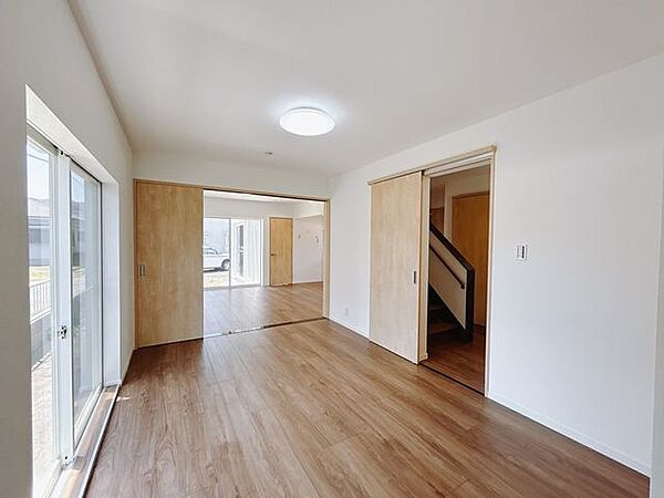 【リフォーム済】1階東側約6.5帖の洋室です。フロア仕上げ、壁天井クロス張替、照明器具交換、火災報知器設置、TVジャック設置、エアコンコンセント設置を行いました。クローゼットもありますのでお洋服…