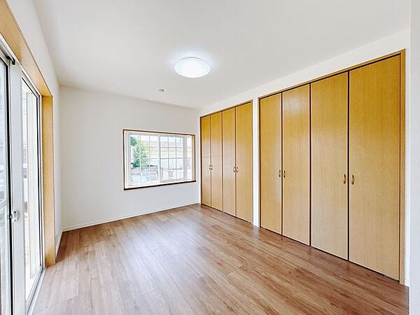 【リフォーム済】1階南側約7.75帖の洋室です。フロア仕上げ、壁天井クロス張替、照明器具交換、火災報知器設置、TVジャック設置、エアコンコンセント設置を行いました。クローゼットもありますのでお洋服…