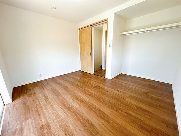 【リフォーム済】2階南側約7帖の洋室です。フロア仕上げ、壁天井クロス張替、照明器具交換、火災報知器設置、TVジャック設置、エアコンコンセント設置を行います。クローゼットもありますのでお洋服等収納可能…
