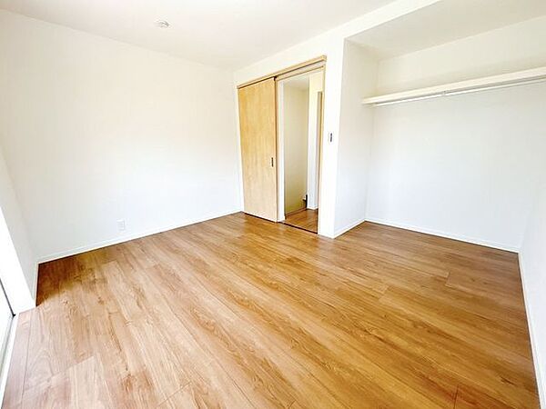 【リフォーム済】2階南側約7帖の洋室です。フロア仕上げ、壁天井クロス張替、照明器具交換、火災報知器設置、TVジャック設置、エアコンコンセント設置を行います。クローゼットもありますのでお洋服等収納可能…