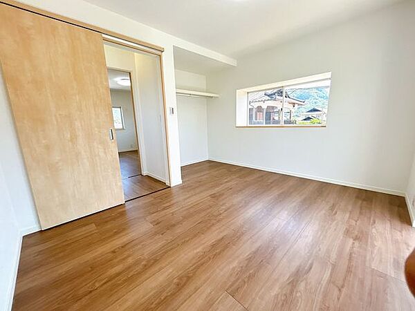【リフォーム済】2階南側約7帖の洋室別アングルです。フロア仕上げ、壁天井クロス張替、照明器具交換、火災報知器設置、TVジャック設置、エアコンコンセント設置を行いました。