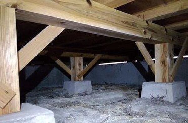 中古住宅の3大リスクである、雨漏り、主要構造部分の欠陥や腐食、給排水管の漏水や故障を2年間保証します。その前提で屋根裏まで確認の上でリフォームし、シロアリの被害調査と防除工事もおこないました。