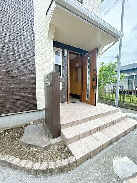 【リフォーム済】玄関のドアとタイルは綺麗にクリーニング実施。カラーモニター付きインターホンや照明器具も新設しました。玄関はお家の顔となる部分、お客様が最初に目にする場所だからこそ、第一印象が大切です…