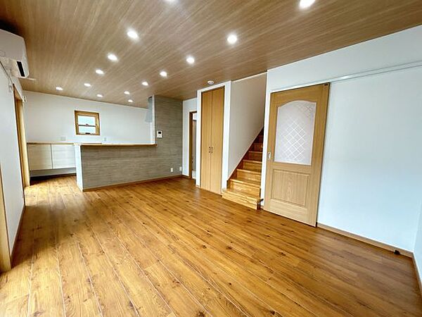 【リフォーム済】南側約15帖のLDKです。天井・壁クロス張替、フロアタイル仕上げ、照明器具交換、火災報知機設置、エアコン新品設置。大きな窓があり、陽光が心地よいので、家族団欒にぴったりの空間です。
