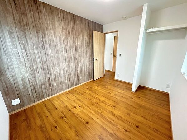 【リフォーム済】2階南西側約6帖の洋室です。フロアタイル仕上げ、壁天井クロス張替、照明器具交換、火災報知器設置、TVジャック設置、エアコンコンセント設置を行いました。オープンクローゼットもありますの…