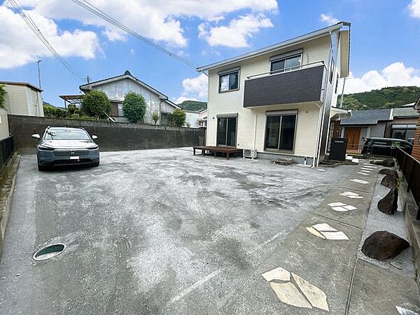 【リフォーム済】駐車場は、駐車場拡張工事を実施し3台以上駐車可能。来客用の駐車スペースも確保できるので嬉しいですね。屋根と外壁は、塗装済実施予定。外観からキレイに生まれ変わります。