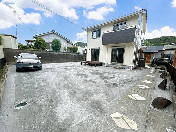 【リフォーム済】駐車場は、駐車場拡張工事を実施し3台以上駐車可能。来客用の駐車スペースも確保できるので嬉しいですね。屋根と外壁は、塗装済実施予定。外観からキレイに生まれ変わります。
