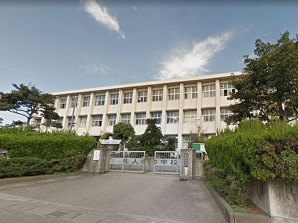 【周辺環境】霧島市立隼人中学校まで約2900ｍ（徒歩約37分）。元気に歩いて、毎日の通学で足腰を鍛えることが出来ますね。