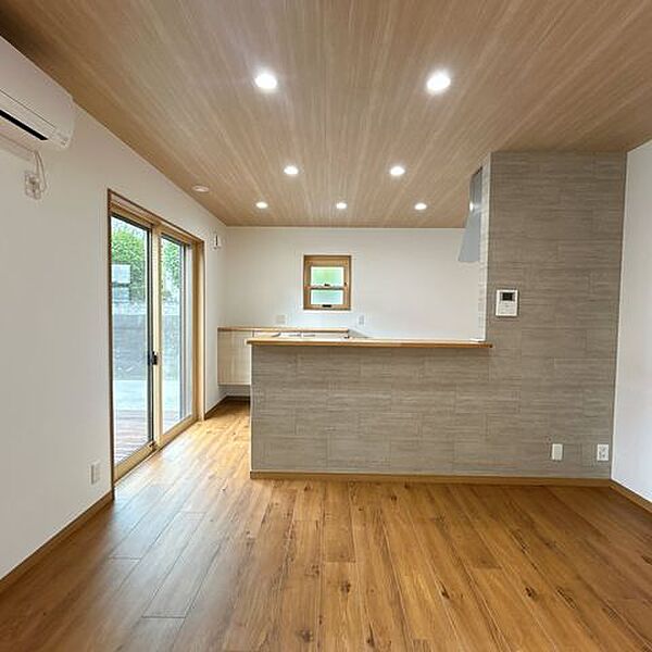 【リフォーム済】南側約15帖のLDK別アングルです。天井・壁クロス張替、フロアタイル仕上げ、照明器具交換、火災報知機設置、エアコン新品設置。大きな窓があり、陽光が心地よいので、家族団欒にぴったりの空…