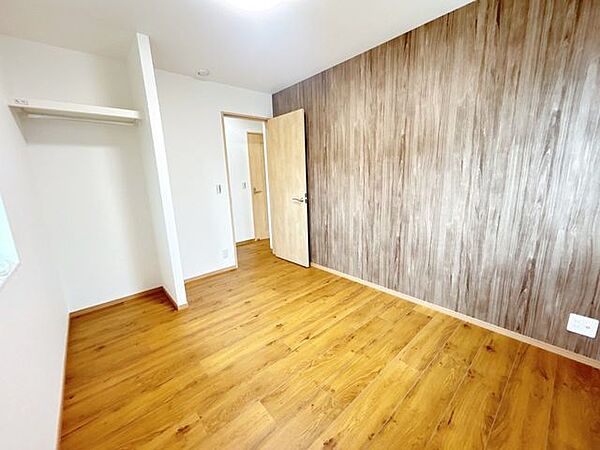 【リフォーム済】2階北西側約6帖の洋室です。フロアタイル仕上げ、壁天井クロス張替、照明器具交換、火災報知器設置、TVジャック設置、エアコンコンセント設置を行いました。オープンクローゼットもありますの…