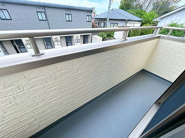 【リフォーム済】2階の東側約6.25帖の洋室にはベランダもございます。