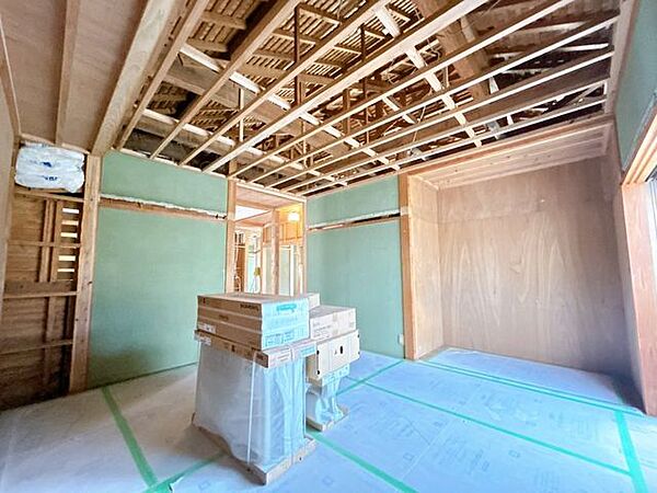 【リフォーム中】北西側約7.2帖の洋室別アングルです。フロア仕上げ、壁天井クロス張替、照明器具交換、火災報知器設置を行います。クローゼットもありますのでお洋服等収納可能です。