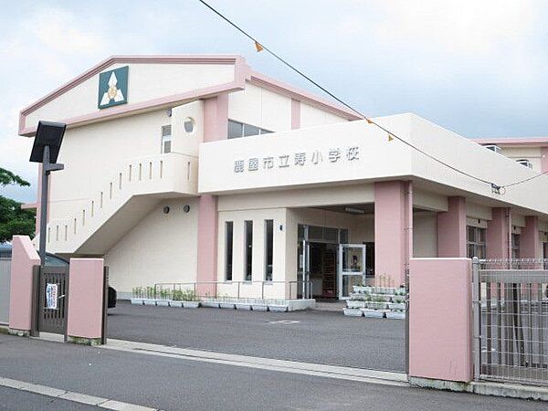 鹿屋市立寿小学校 【周辺環境】寿小学校まで約830ｍ（徒歩11分）。元気に歩いて、毎日の通学で足腰を鍛えることが出来ますね。
