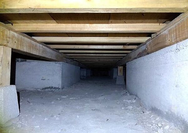 中古住宅の3大リスクである、雨漏り、主要構造部分の欠陥や腐食、給排水管の漏水や故障を2年間保証します。その前提で屋根裏まで確認の上でリフォームし、シロアリの被害調査と防除工事もおこないます。