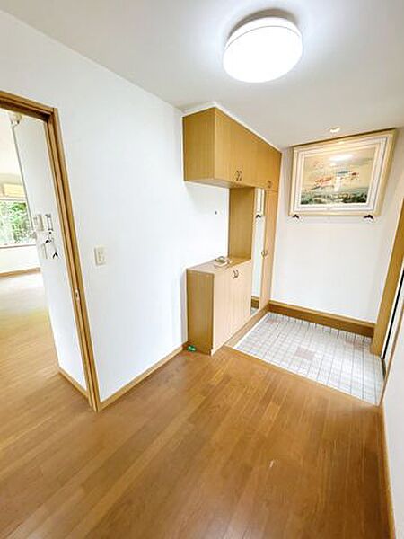 【リフォーム中】玄関ホールです。壁・天井クロス張替、フロア仕上げ、照明器具交換、靴箱も新品交換を行います。ご家族分収納可能なので嬉しいですね。