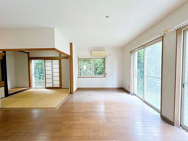 【リフォーム中7/17撮影】南側約14帖のLDKです。天井・壁クロス張替、フロア仕上げ、照明器具交換、火災報知機設置。大きな窓があり、陽光が心地よいので、家族団欒にぴったりの空間です。