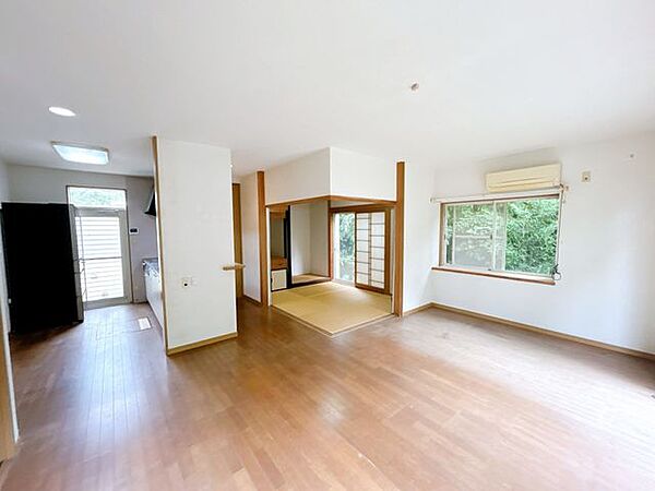 【リフォーム中】リビング別角度のお写真です。
