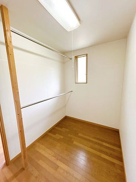 【リフォーム中】北側6帖洋室のウォークインクローゼットです。床材張替、クロス張替、建具交換を行います。ご家族のお洋服や、大きなお荷物はこちらに収納いただけますよ。