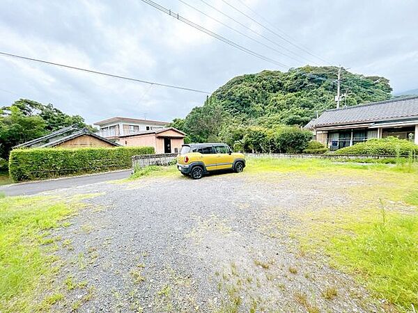 【リフォーム中】駐車場は、駐車場拡張工事を実施し6台駐車可能。来客があった際に、駐車場所に困らないのは嬉しいですね。※お車の形状によっては駐車できない場合もあります。ぜひ現地でご確認ください。