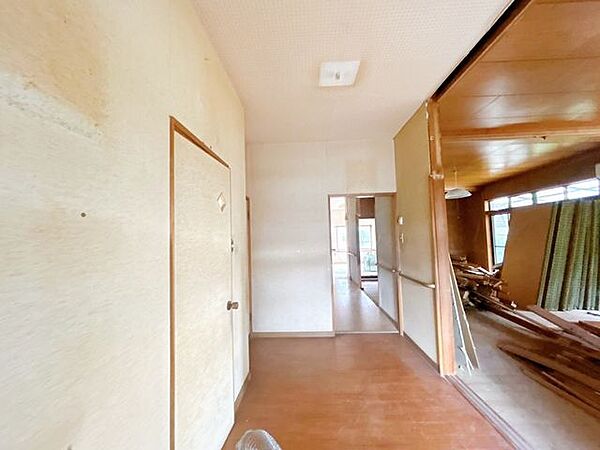 【リフォーム中】玄関ホールです。壁・天井クロス張替、フロア仕上げ、照明器具交換、靴箱も新品交換を行います。ご家族分収納可能なので嬉しいですね。