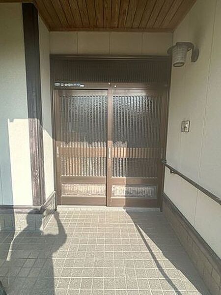 【リフォーム中】玄関のドアとタイルは綺麗にクリーニング予定。カラーモニター付きインターホンや照明器具も新設します。玄関はお家の顔となる部分、お客様が最初に目にする場所だからこそ、第一印象が大切ですね。