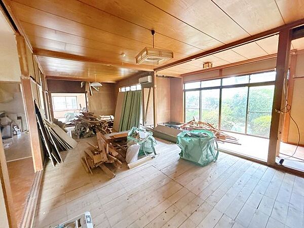 【リフォーム中8/23撮影】南側20帖のLDKです。天井・壁クロス張替、フロア仕上げ、照明器具交換、火災報知機設置、エアコン新品設置。大きな窓があり、陽光が心地よいので、家族団欒にぴったりの空間です。