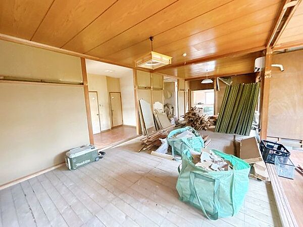 【リフォーム中】南側20帖のLDK別アングルです。天井・壁クロス張替、フロア仕上げ、照明器具交換、火災報知機設置、エアコン新品設置。大きな窓があり、陽光が心地よいので、家族団欒にぴったりの空間です。