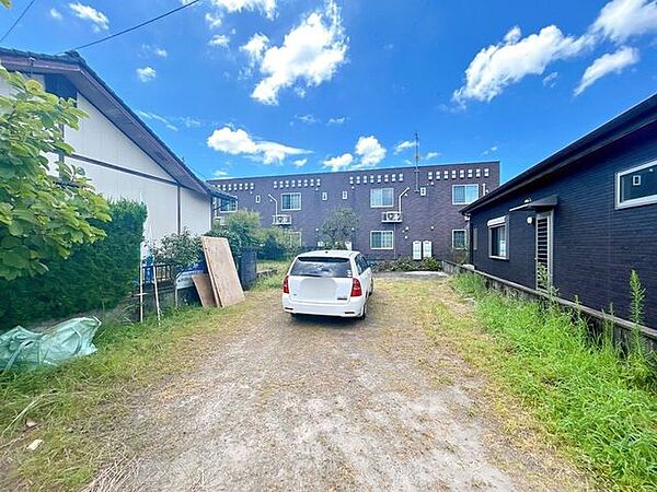 【リフォーム中】駐車場は、駐車場拡張工事を実施し4台駐車可能。来客があった際に、駐車場所に困らないのは嬉しいですね。※お車の形状によっては駐車できない場合もあります。ぜひ現地でご確認ください。