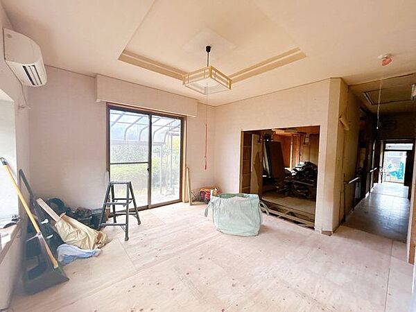 【リフォーム中】東側9.5帖の洋室です。フロア仕上げ、壁天井クロス張替、照明器具交換、火災報知器設置、TVジャック設置、エアコンコンセント設置を行います。クローゼットもありますのでお洋服等収納可能で…