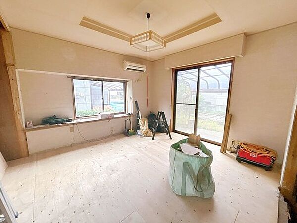 【リフォーム中】東側9.5帖の洋室別アングルです。フロア仕上げ、壁天井クロス張替、照明器具交換、火災報知器設置、TVジャック設置、エアコンコンセント設置を行います。