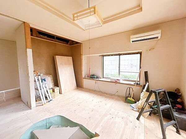 【リフォーム中】東側9.5帖の洋室別アングルです。フロア仕上げ、壁天井クロス張替、照明器具交換、火災報知器設置、TVジャック設置、エアコンコンセント設置を行います。