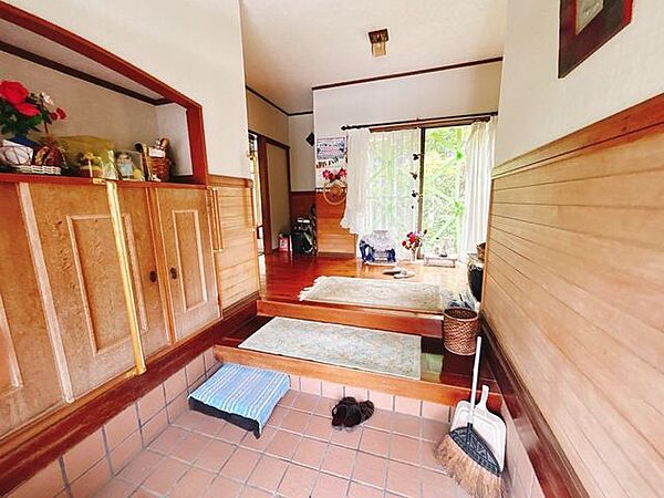 【リフォーム中】玄関ホールです。壁・天井クロス張替、フロア仕上げ、照明器具交換、靴箱も新品交換を行います。ご家族分収納可能なので嬉しいですね。