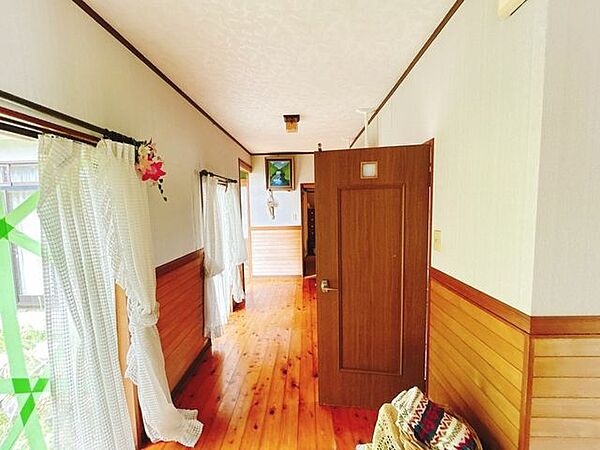 【リフォーム中】廊下です。床材重ね張り、壁天井クロス張替、照明器具交換を行います。各部屋や水回りへ続きます。