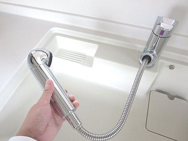 【同仕様写真】新品交換予定のキッチンの水栓は浄水栓です。きれいな水を作ってくれるのでお子様がいるご家庭等で役立ちそうですね