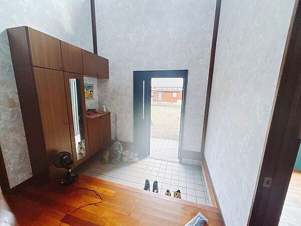 【リフォーム中】玄関ホールです。壁・天井クロス張替、フロア仕上げ、照明器具交換、靴箱も新品交換を行います。ご家族分収納可能なので嬉しいですね。
